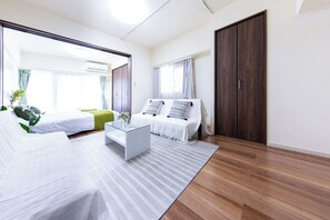 1 bedroom, WiFi, bed sheets - 5 min walk from Nishi-Shinjuku Gochome Station/ Private space in the heart of the city/ Max. 5 people (新宿区)
