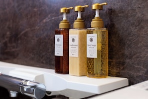 Hårføner, bidé, håndklær og såpe