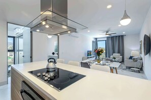 Een koelkast, een magnetron, een oven, een kookplaat