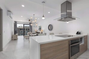 Een koelkast, een magnetron, een oven, een kookplaat