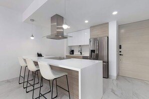 Een koelkast, een magnetron, een oven, een kookplaat