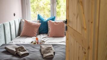 منزل | 4 عدّة غرف نوم وطراز فريد لكل وحدة ومكواة/لوح كي وملاءات أسرّة