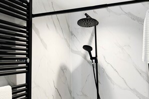 Rumah | Kamar mandi | Bathtub dan pengering rambut