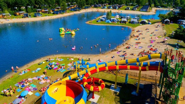 Un resort sul lago con parco acquatico, spiaggia e aree per camper.