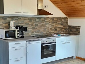 Kjøleskap, mikrobølgeovn, ovn og kokeplater