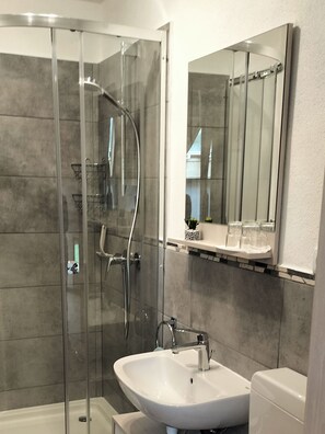 Een douche, een haardroger, handdoeken