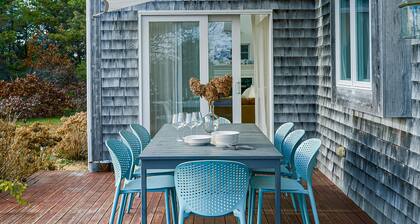 Sun-filled escape with hot tub, deck, bikes, grill, W/D, & central AC