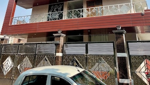 Ein mehrstöckiges Gebäude mit modernem Design, das Balkone und große Fenster aufweist.