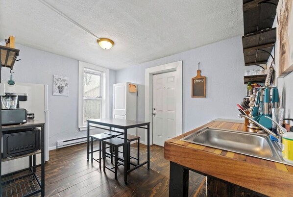 ثلاجة، ميكروويف، فرن، موقد طهي مسطح