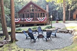 Outdoor dining - Updated Chalet. Minutes from Mt, Lakes and Golf. (Wilmington)