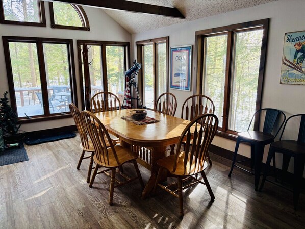 Dining - Updated Chalet. Minutes from Mt, Lakes and Golf. (Wilmington)