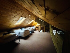 4 bedrooms, iron/ironing board, free WiFi, bed sheets - Updated Chalet. Minutes from Mt, Lakes and Golf. (Wilmington)