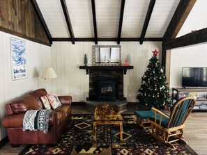 Smart TV, fireplace - Updated Chalet. Minutes from Mt, Lakes and Golf. (Wilmington)