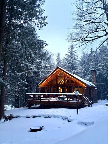 Updated Chalet. Minutes from Mt, Lakes and Golf.