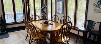 Updated Chalet. Minutes from Mt, Lakes and Golf.