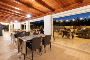 Apartment | Outdoor dining - Farmhouse in Vieste Near Gargano Park (Vieste)