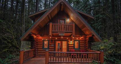Escape to Tranquility: Unwind in Nature's Embrace. Log home, Hot Tub, Fireplace