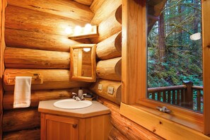 Interior - Escape to Tranquility: Unwind in Nature's Embrace. Log home, Hot Tub, Fireplace (Glacier)