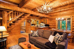 Smart TV, fireplace - Escape to Tranquility: Unwind in Nature's Embrace. Log home, Hot Tub, Fireplace (Glacier)