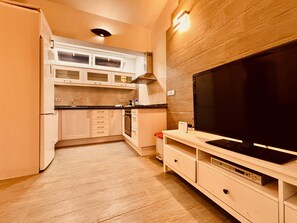 Kühlschrank, Wasserkocher mit Kaffee-/Teezubehör, Wasserkocher, Toaster