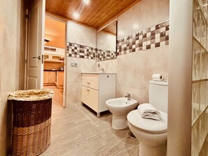 Douche, séchoir à cheveux, savon, shampooing