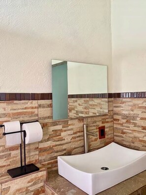 Shower, towels, soap, toilet paper - Charming 3-bedroom cottage in Puente Caporal with WiFi (Puente Caporal)