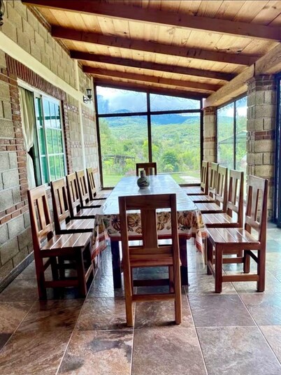 Charming 3-bedroom cottage in Puente Caporal with WiFi