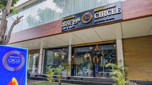 Un restaurant appelé Bengaluru Circle, doté d’une façade moderne et de grandes fenêtres.