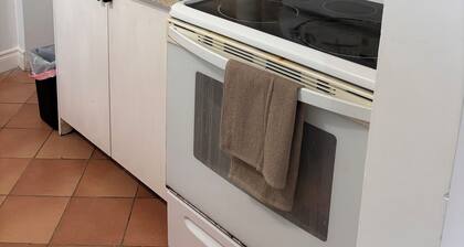 Full Privacy, 4BR Bungalow Near Lake, HWY 401, and Toronto Pearson Airport