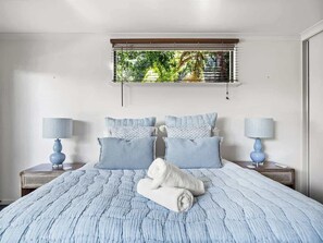 5 bedrooms, iron/ironing board, WiFi, bed sheets
