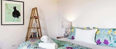 5 chambres, fer et planche à repasser, Wi-Fi, draps fournis
