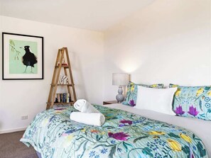 5 bedrooms, iron/ironing board, WiFi, bed sheets
