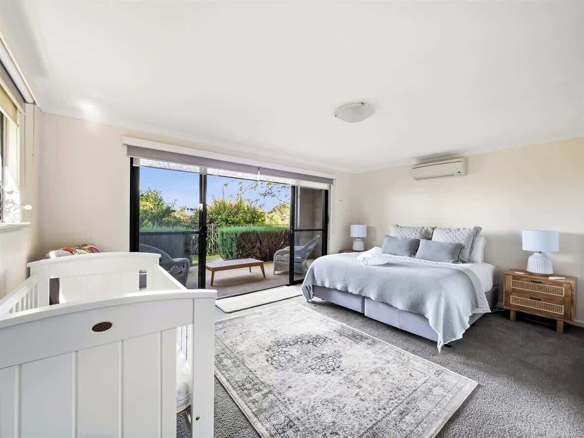 5 bedrooms, iron/ironing board, WiFi, bed sheets