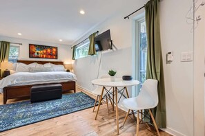 Escritorio, tabla de planchar con plancha, wifi gratis y ropa de cama