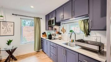 Refrigerador, microondas, parrilla de estufa y cafetera y tetera