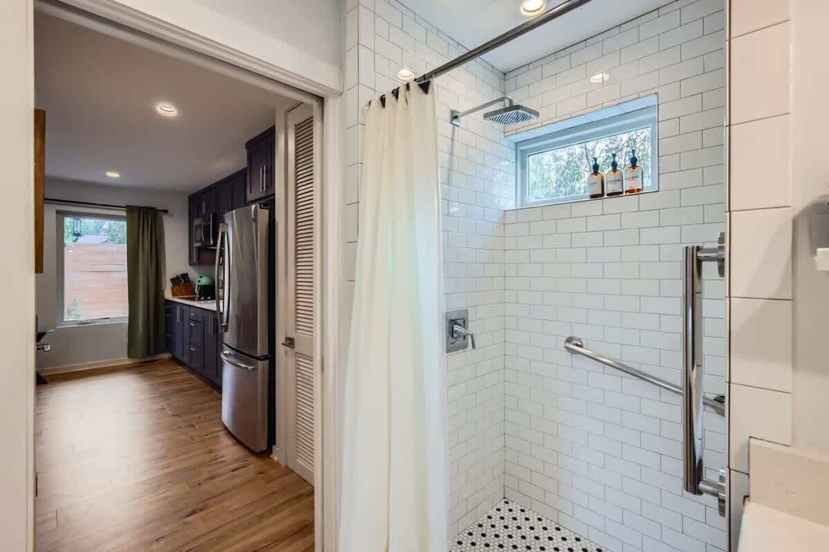 Een douche, een haardroger, handdoeken, shampoo