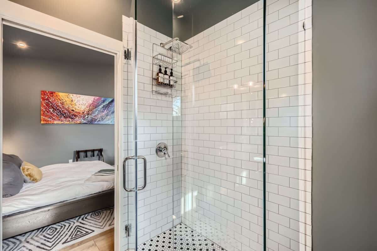 Een douche, een haardroger, handdoeken, shampoo
