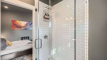 Chuveiro, secador de cabelo, toalhas de banho