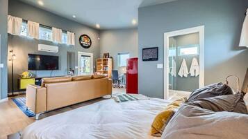 1 bedroom, desk, iron/ironing board, WiFi