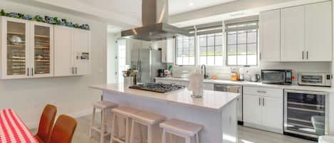 Fridge, microwave, stovetop, dishwasher