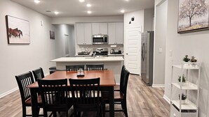 Dining - The Gathering Lovely Spacious 5-bedroom House  (Magnolia)