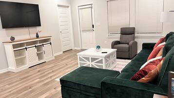 Smart TV, tavolo da ping pong, libri