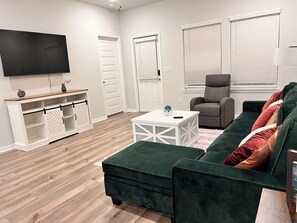 Älytelevisio, pöytätennispöytä, kirjoja