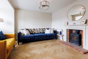 TV, offices - Chic 4-Bed Coastal Retreat in Heart of Bosham (Bosham)