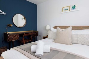 4 bedrooms, desk, iron/ironing board, travel cot - Chic 4-Bed Coastal Retreat in Heart of Bosham (Bosham)