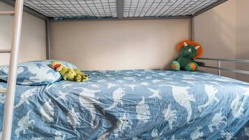 4 slaapkamers, een strijkplank/strijkijzer, reisbedje, wifi