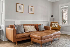 Fernseher, Bücher, Arbeitsbereiche