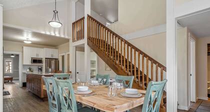 Dino's Last Post | Sleeps 8 | Private Backyard! |