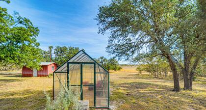 Pet-Friendly Hill Country Retreat w/ Deck!