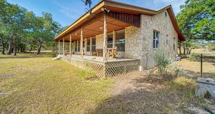 Pet-Friendly Hill Country Retreat w/ Deck!